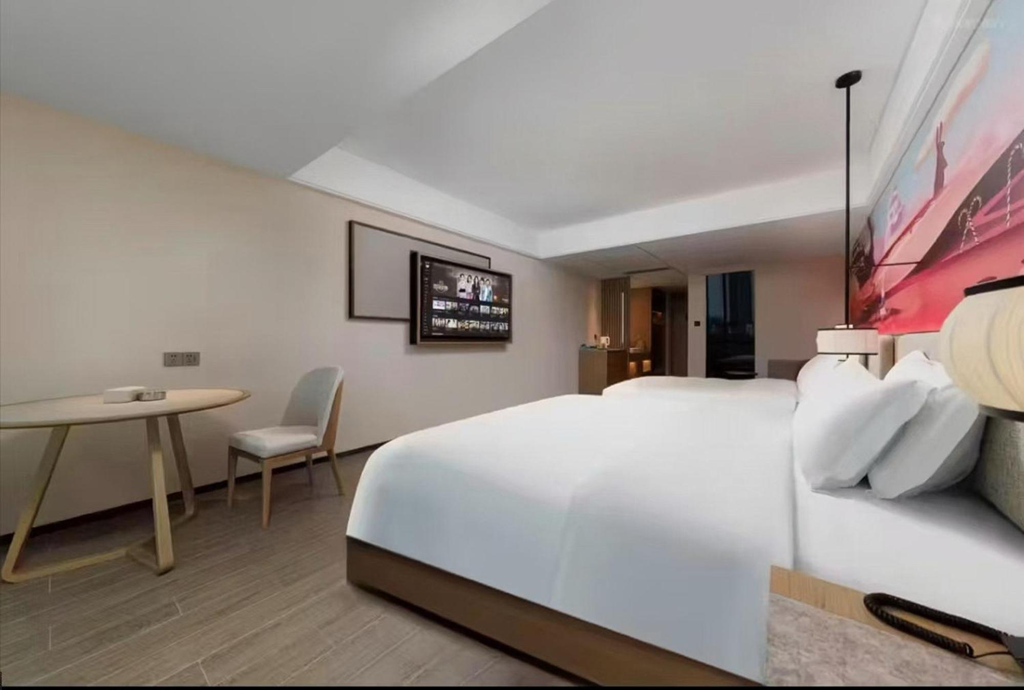 Mehood Lestie International Hotel Nancun Wanbo Metro Station Branch - Free Shuttle Bus To Canton Fair Complex During Canton Fair Period & Free Breakfast & Free Afternoon Tea & Free Midnight Snack & Free Vpn Internet Access Guangzhou Exterior foto