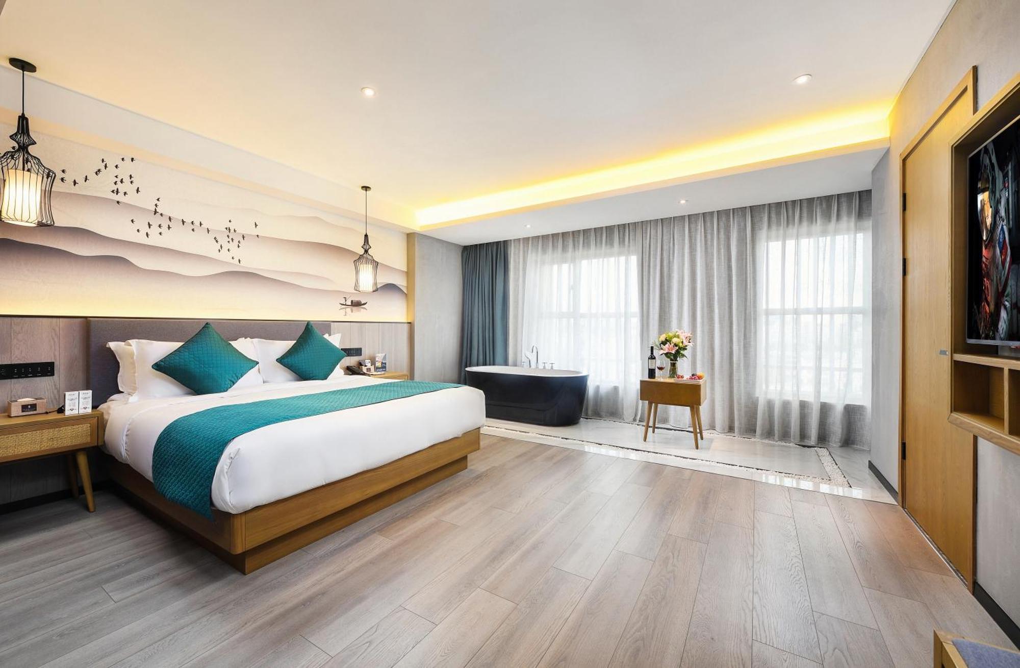Mehood Lestie International Hotel Nancun Wanbo Metro Station Branch - Free Shuttle Bus To Canton Fair Complex During Canton Fair Period & Free Breakfast & Free Afternoon Tea & Free Midnight Snack & Free Vpn Internet Access Guangzhou Exterior foto