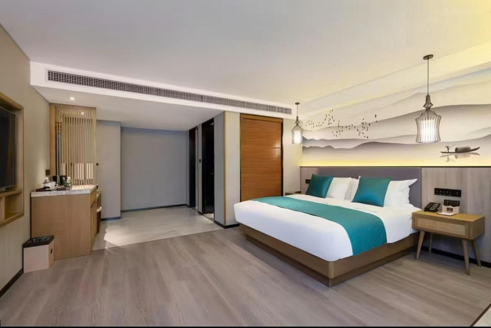 Mehood Lestie International Hotel Nancun Wanbo Metro Station Branch - Free Shuttle Bus To Canton Fair Complex During Canton Fair Period & Free Breakfast & Free Afternoon Tea & Free Midnight Snack & Free Vpn Internet Access Guangzhou Exterior foto