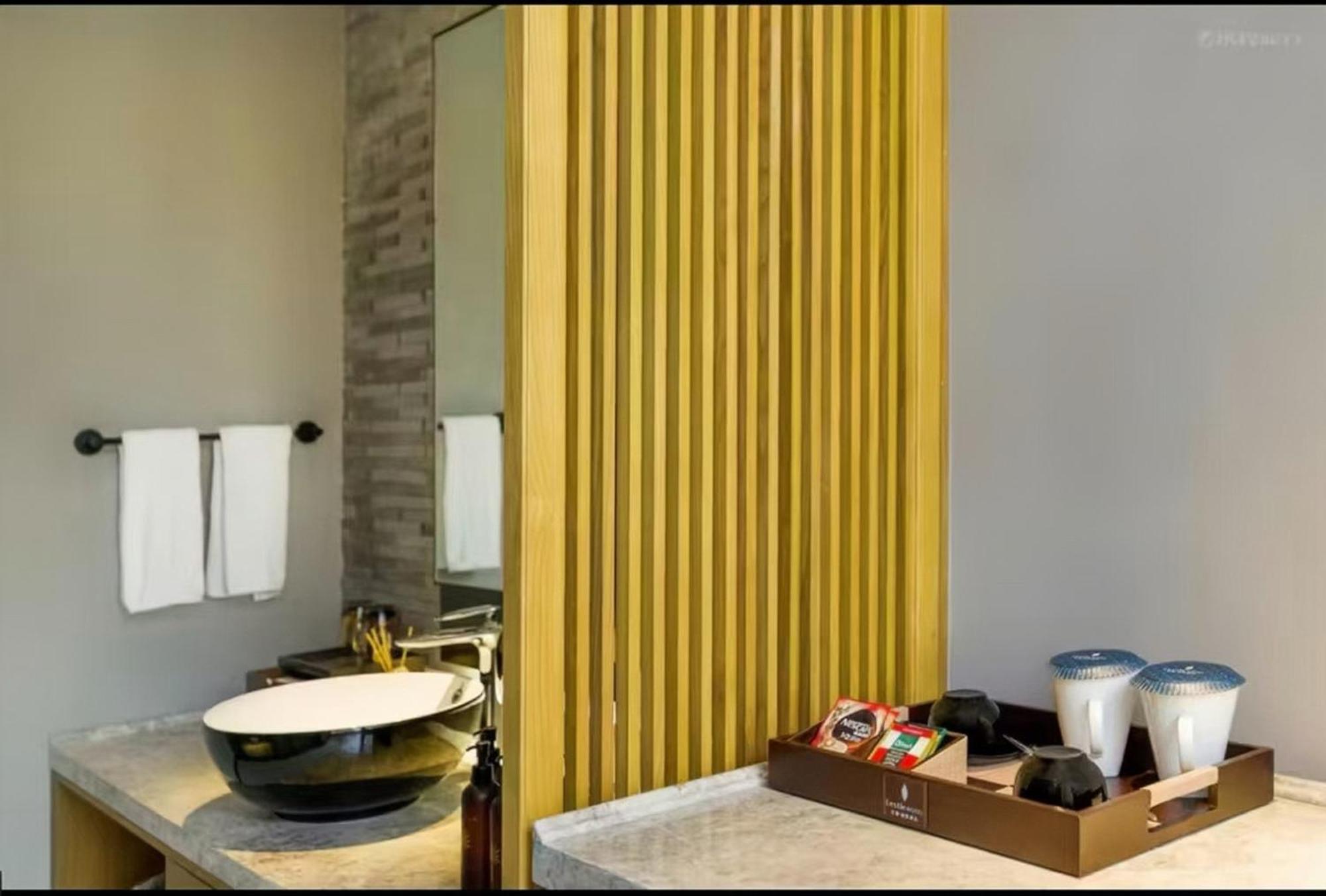 Mehood Lestie International Hotel Nancun Wanbo Metro Station Branch - Free Shuttle Bus To Canton Fair Complex During Canton Fair Period & Free Breakfast & Free Afternoon Tea & Free Midnight Snack & Free Vpn Internet Access Guangzhou Exterior foto
