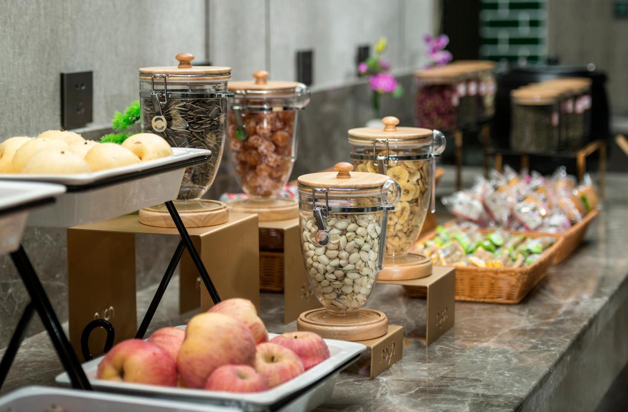 Mehood Lestie International Hotel Nancun Wanbo Metro Station Branch - Free Shuttle Bus To Canton Fair Complex During Canton Fair Period & Free Breakfast & Free Afternoon Tea & Free Midnight Snack & Free Vpn Internet Access Guangzhou Exterior foto